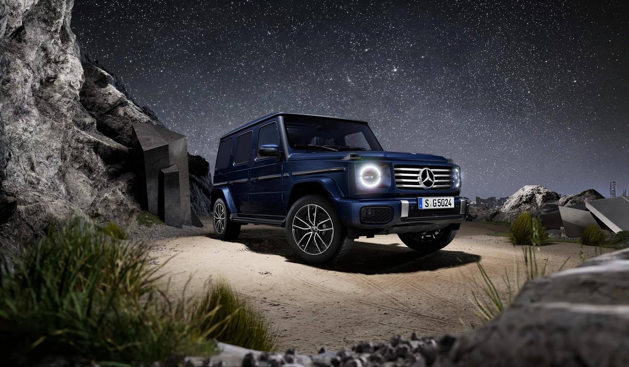 밤하늘 아래 메르세데스-벤츠 G-Class