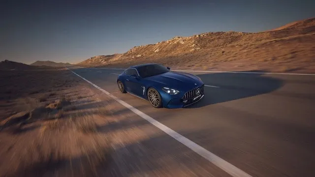 사막 도로를 달리는 AMG GT 쿠페