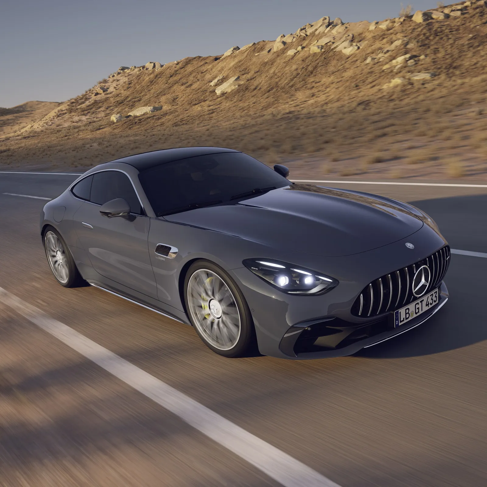 주행 중인 AMG GT 쿠페 전측면